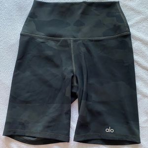 Alo yoga high waist vapor short camo never worn